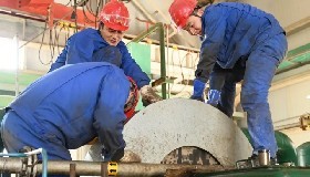 “关键设备新动能”系列报道——氢压机组抢修纪实：团队协作与高效应急的生动展现