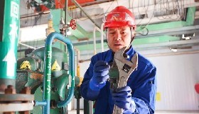 “关键设备新动能”系列报道——氢压机组抢修纪实：团队协作与高效应急的生动展现